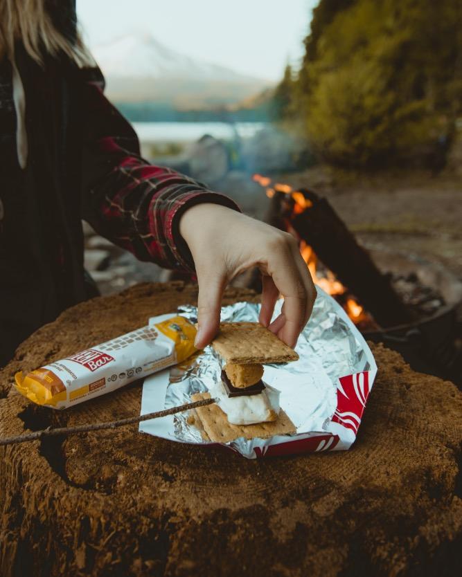 4 Simple Camping Desserts to Cook This Year